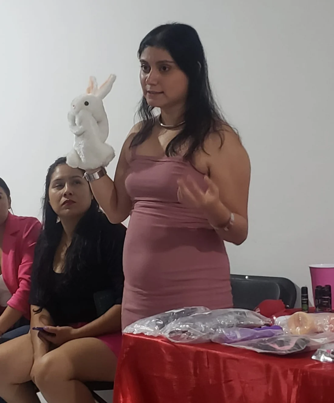 Victoria Hernández durante una demostración educativa frente a un grupo